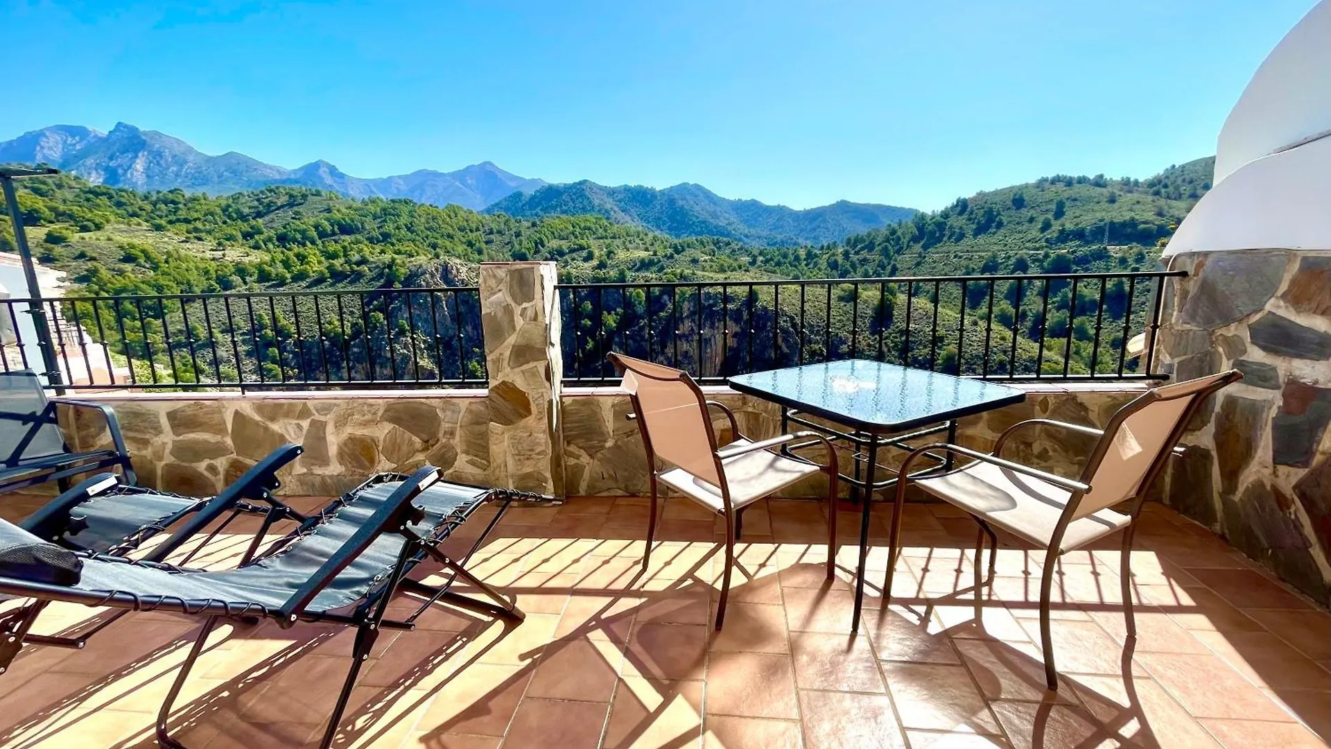 Apartamentos Axarquia , Frigiliana, Terraza Privada Con Vistas A La Montana Rio Y Al Mar スペイン