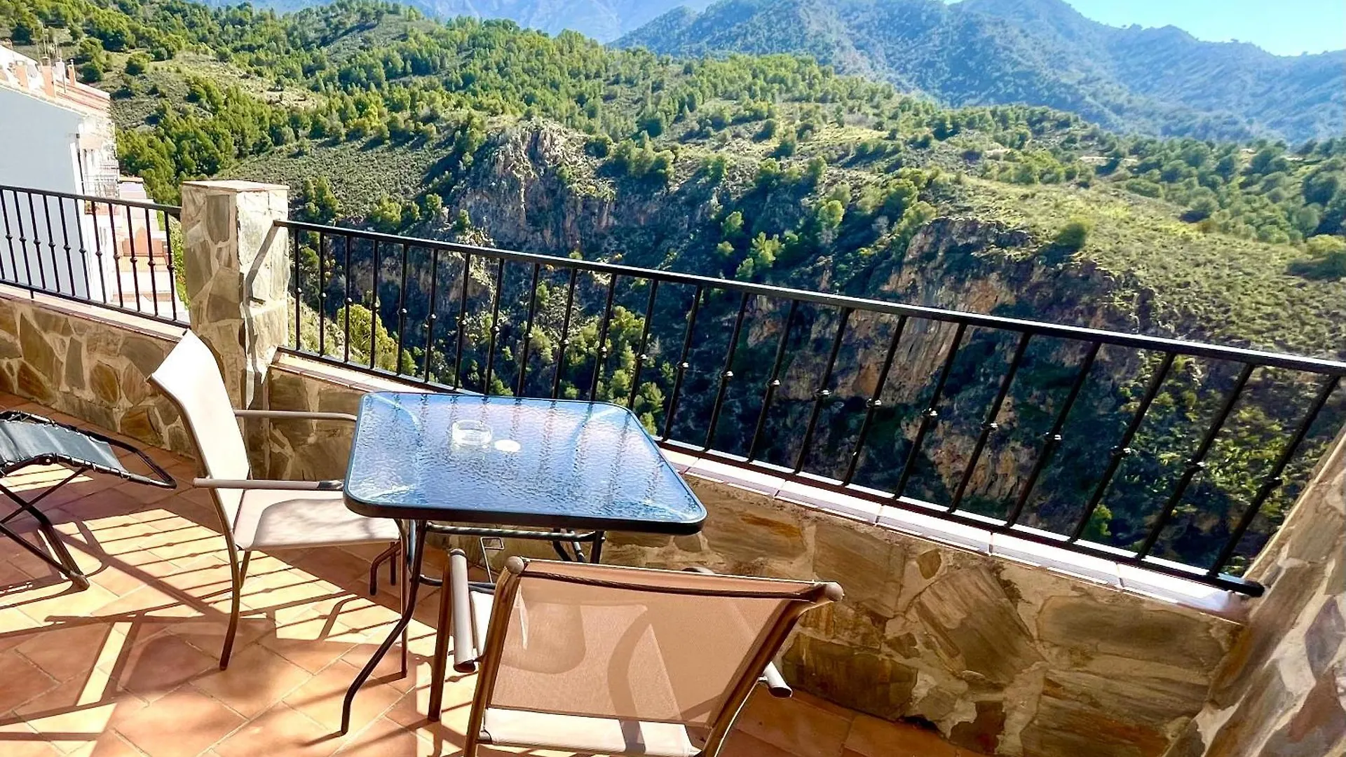 アパート Apartamentos Axarquia , Frigiliana, Terraza Privada Con Vistas A La Montana Rio Y Al Mar スペイン