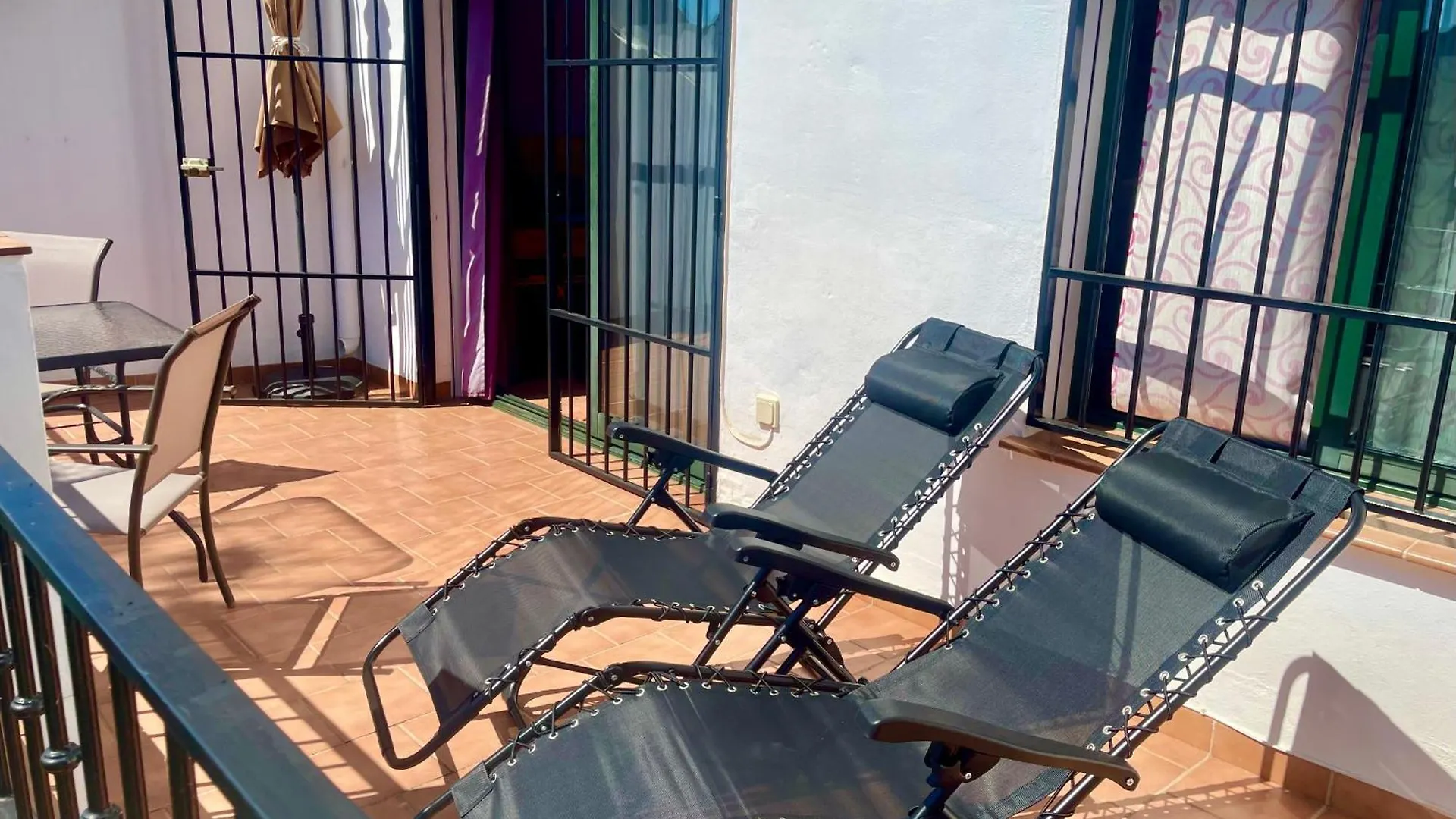 Apartamentos Axarquia , Frigiliana, Terraza Privada Con Vistas A La Montana Rio Y Al Mar スペイン