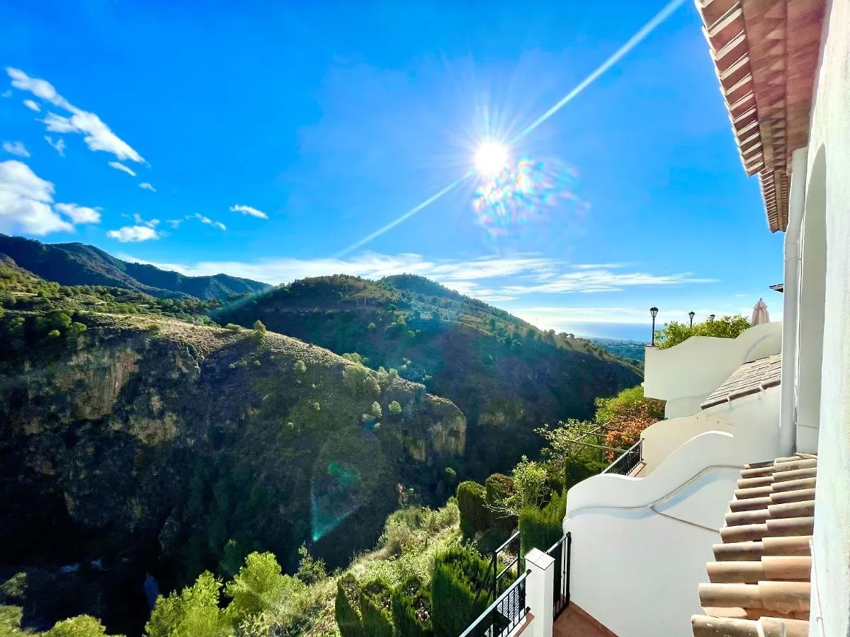 Apartamentos Axarquia 1, terraza privada con vistas a la montaña rio y al mar Frigiliana