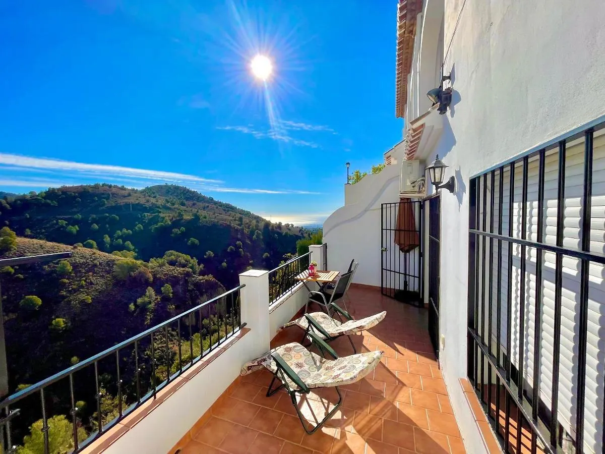 Apartamentos Axarquia 1, terraza privada con vistas a la montaña rio y al mar Frigiliana