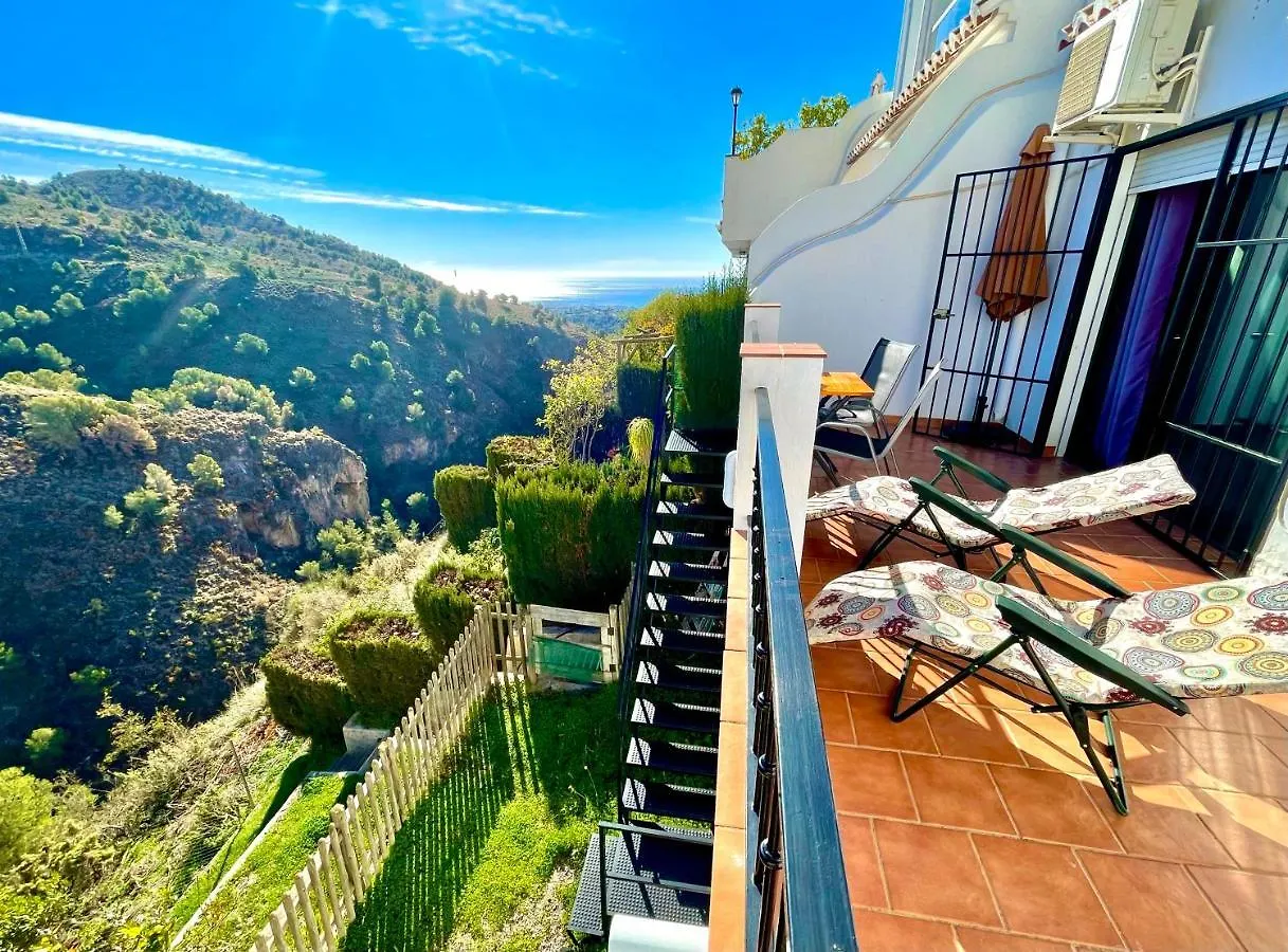Apartamentos Axarquia 1, terraza privada con vistas a la montaña rio y al mar Frigiliana