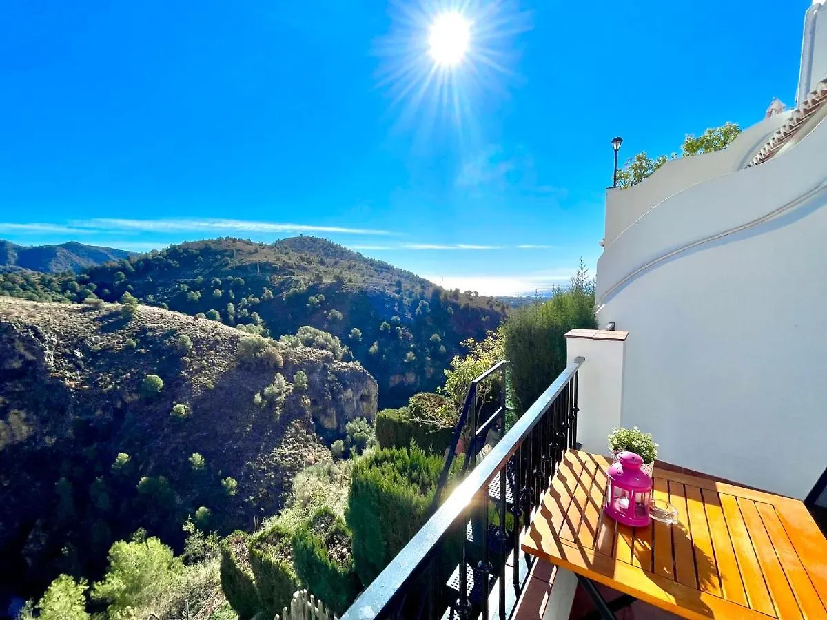 Apartamentos Axarquia 1, terraza privada con vistas a la montaña rio y al mar Frigiliana