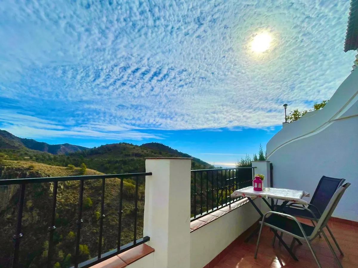 Apartamentos Axarquia 1, terraza privada con vistas a la montaña rio y al mar Frigiliana