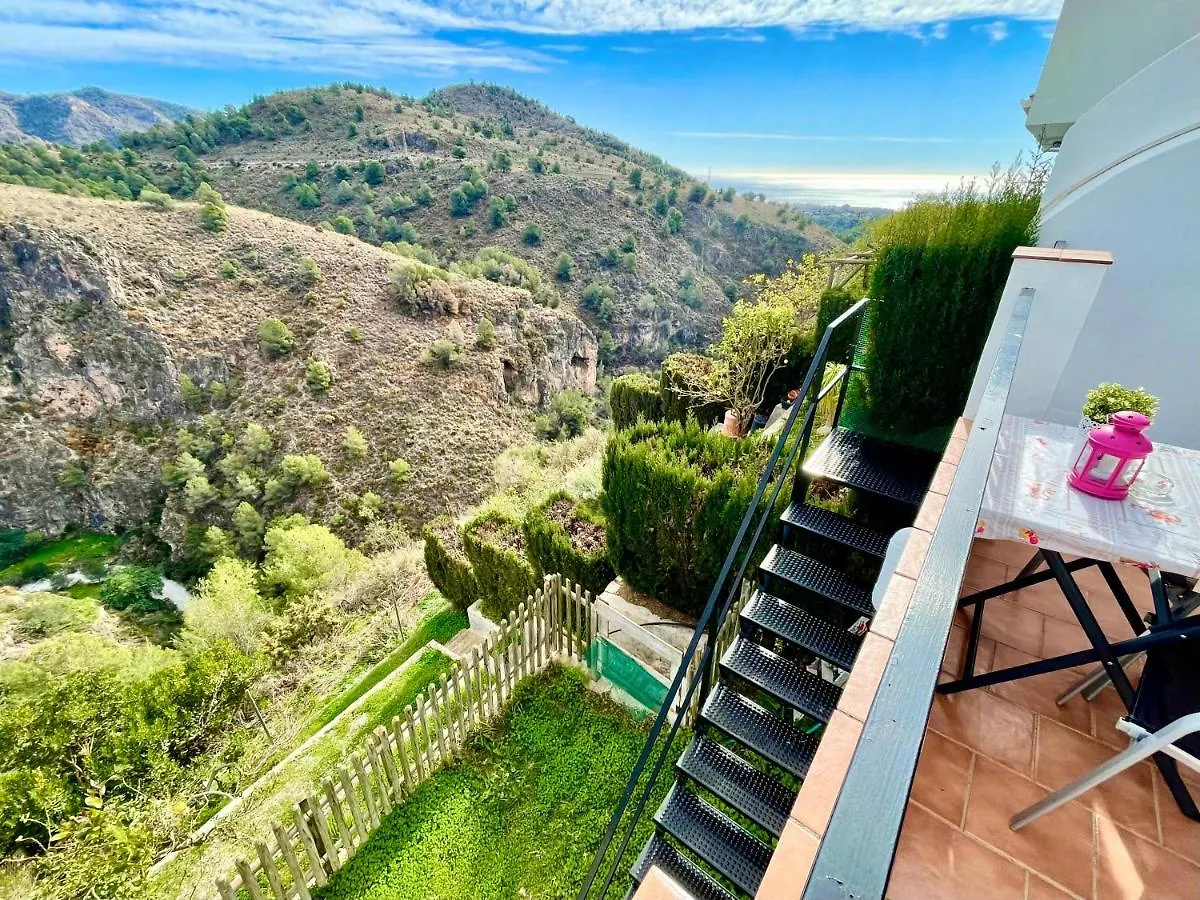 Apartamentos Axarquia 1, terraza privada con vistas a la montaña rio y al mar Frigiliana
