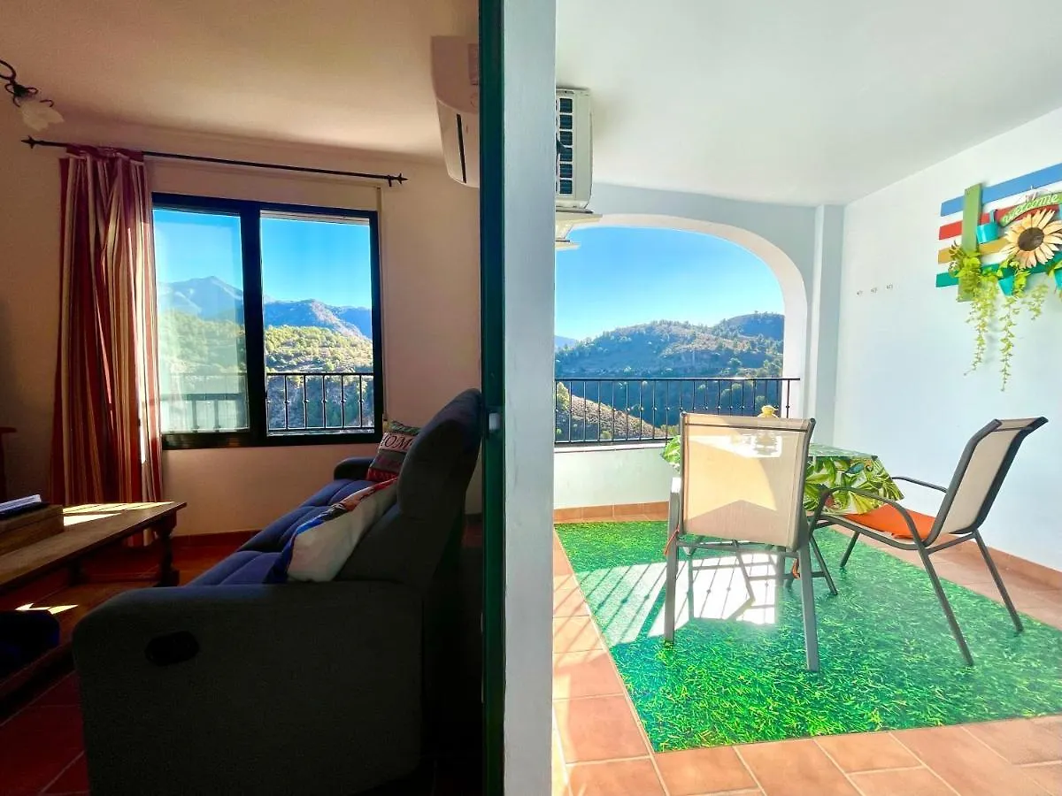 Apartamentos Axarquia 1, terraza privada con vistas a la montaña rio y al mar Frigiliana