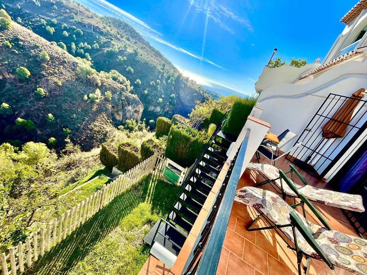 Apartamentos Axarquia 1, terraza privada con vistas a la montaña rio y al mar Frigiliana España
