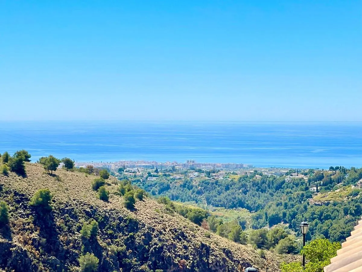 Apartamentos Axarquia 1, terraza privada con vistas a la montaña rio y al mar Frigiliana
