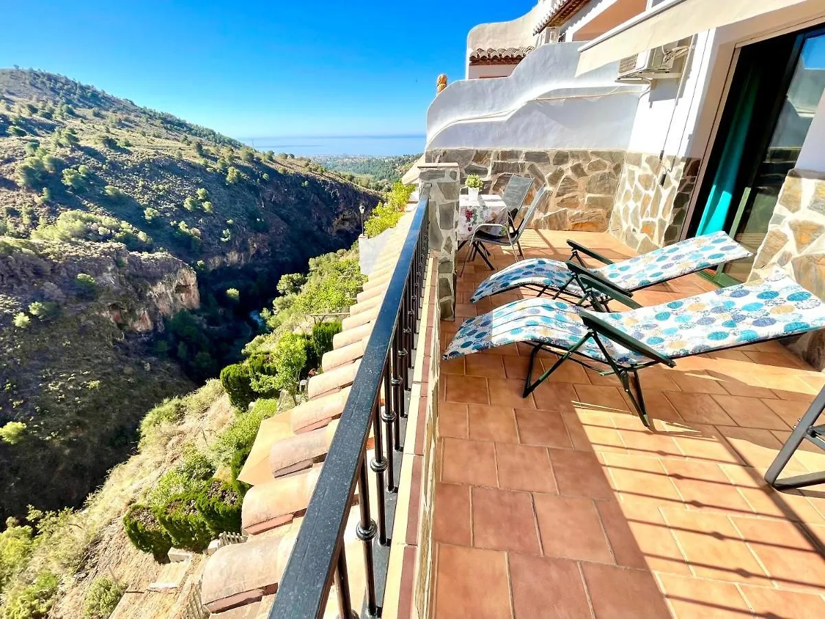 Apartamentos Axarquia 1, terraza privada con vistas a la montaña rio y al mar Frigiliana