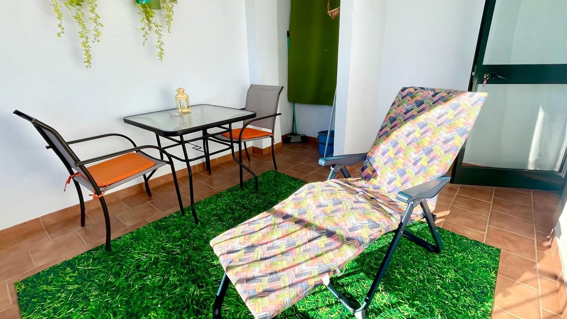 Apartamentos Axarquia 1, terraza privada con vistas a la montaña rio y al mar Frigiliana