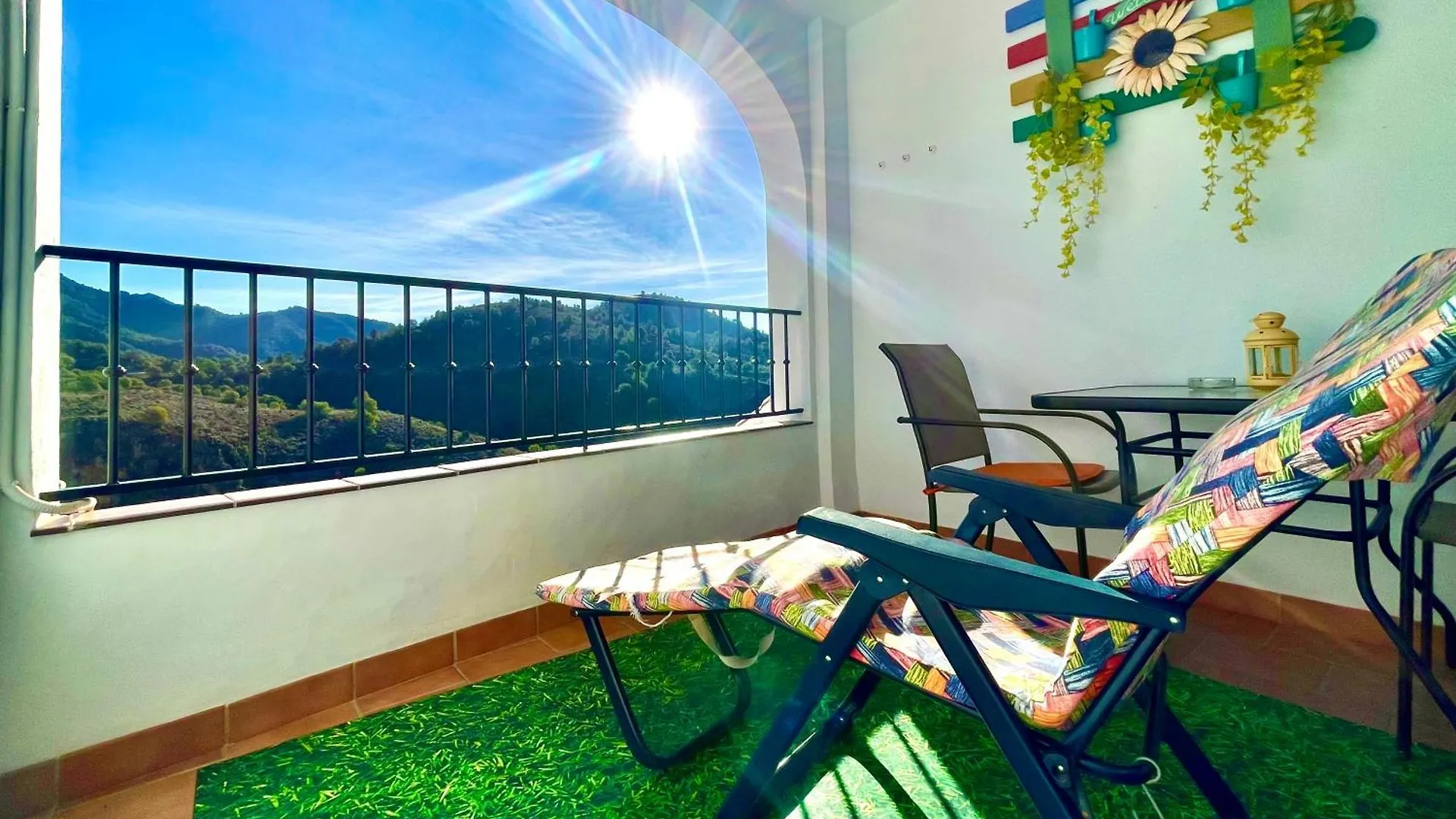 Apartamentos Axarquia 1, terraza privada con vistas a la montaña rio y al mar Frigiliana