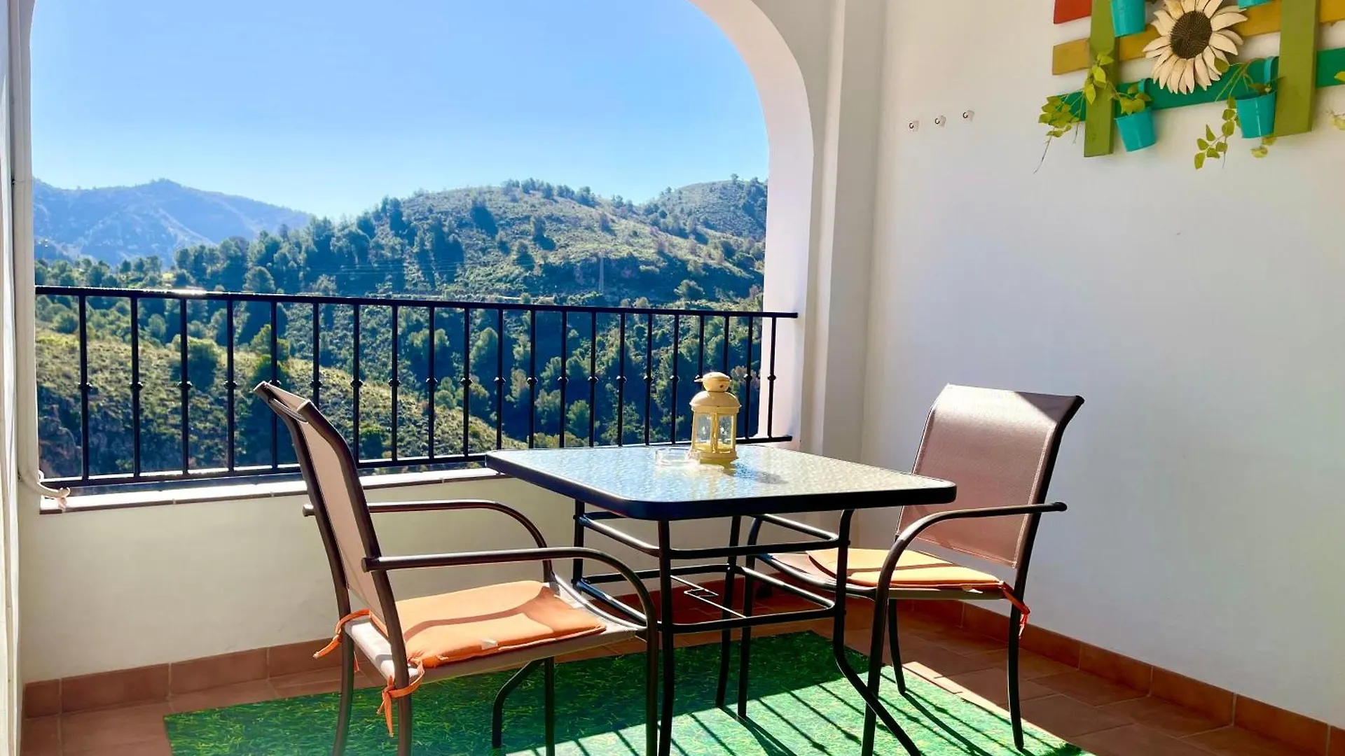 Apartamentos Axarquia 1, terraza privada con vistas a la montaña rio y al mar Frigiliana España