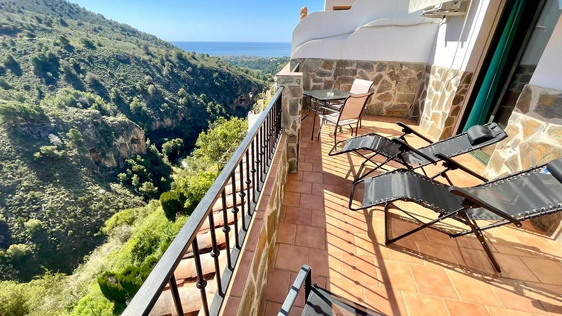 Apartamentos Axarquia 1, terraza privada con vistas a la montaña rio y al mar Frigiliana