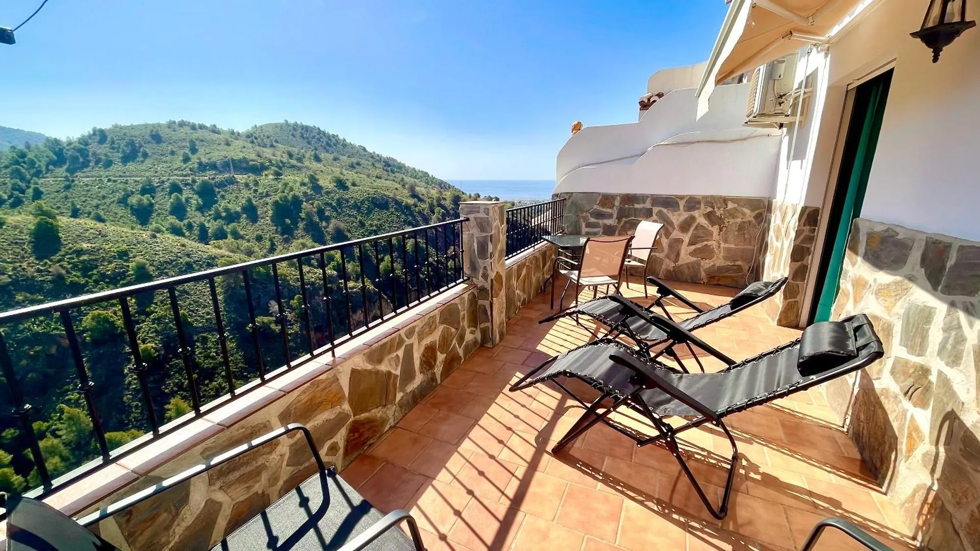 Apartamentos Axarquia 1, terraza privada con vistas a la montaña rio y al mar Frigiliana