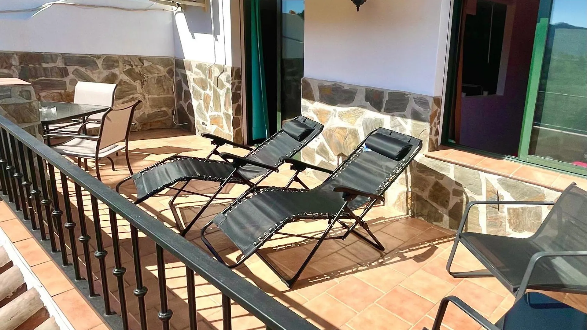 Apartamentos Axarquia 1, terraza privada con vistas a la montaña rio y al mar Frigiliana
