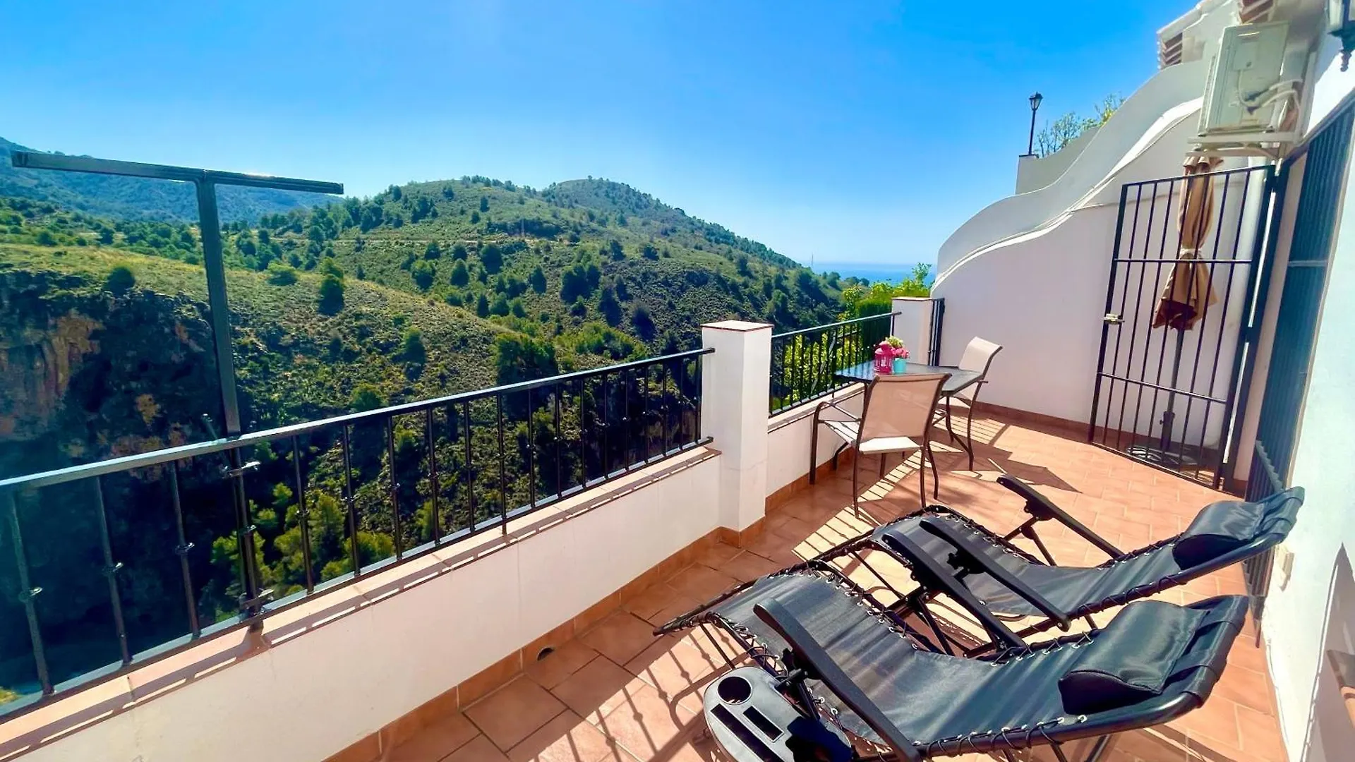 Apartamentos Axarquia 1, terraza privada con vistas a la montaña rio y al mar Frigiliana