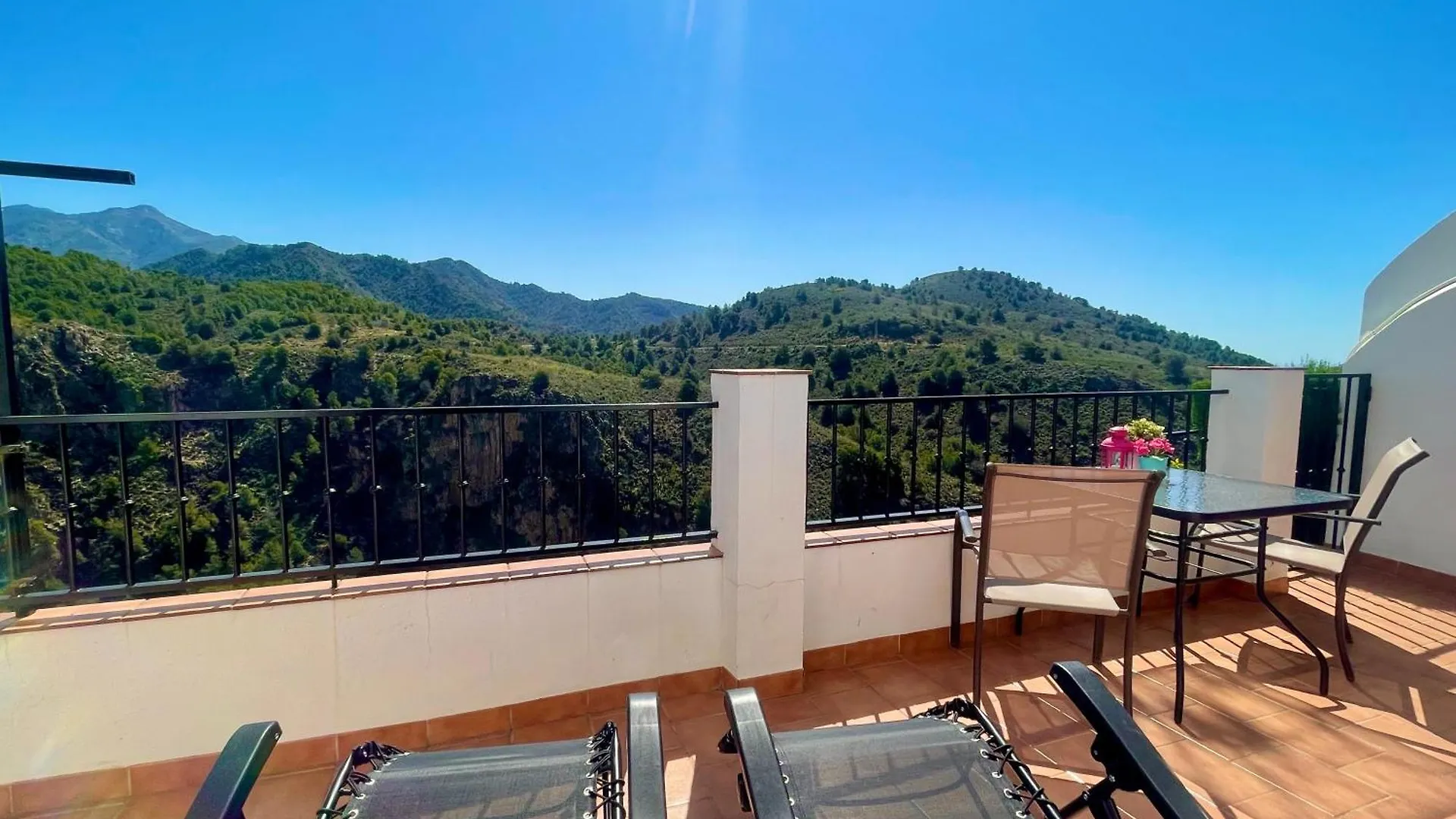 Apartamentos Axarquia 1, terraza privada con vistas a la montaña rio y al mar Frigiliana