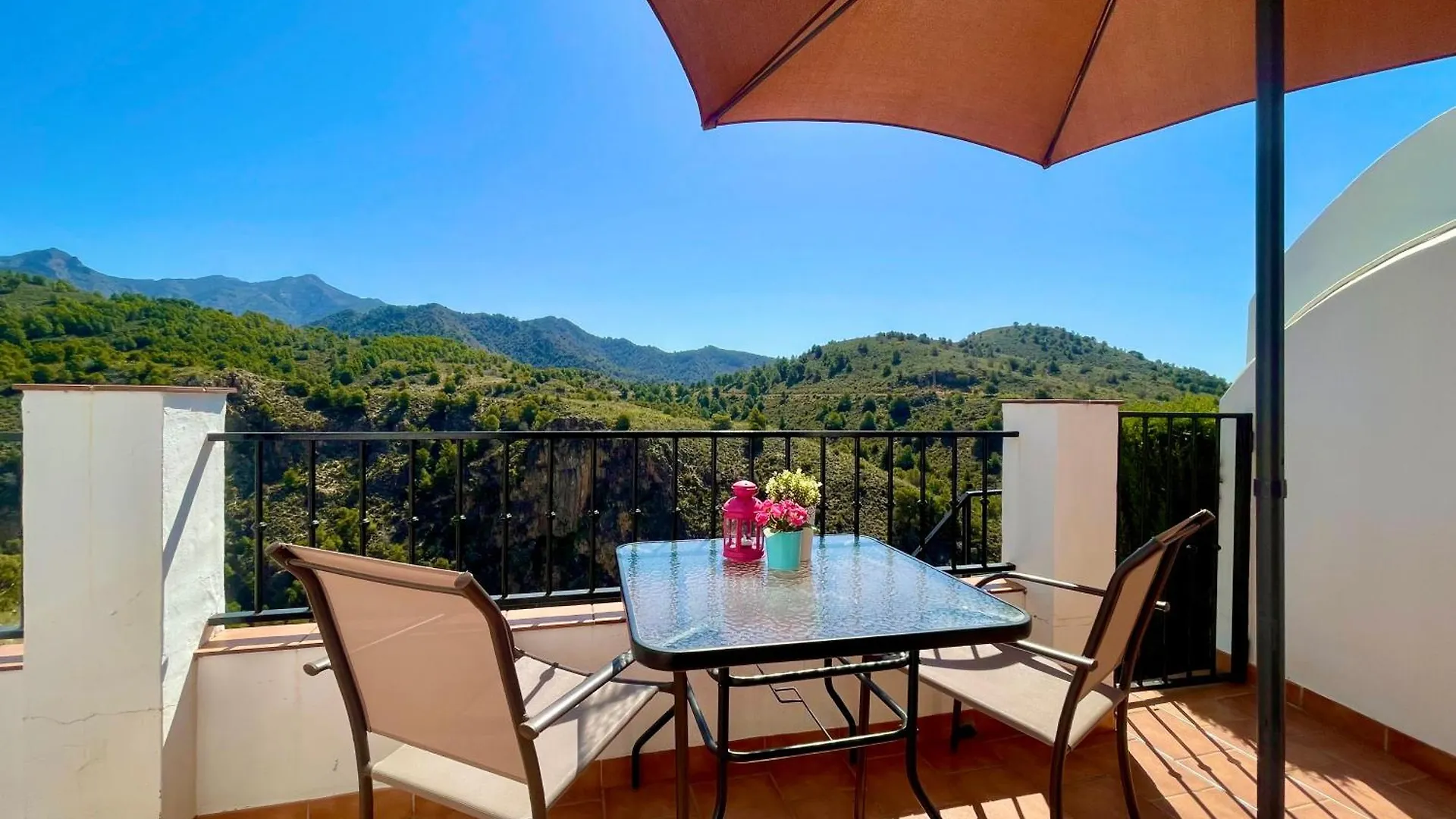 Apartamentos Axarquia 1, terraza privada con vistas a la montaña rio y al mar Frigiliana