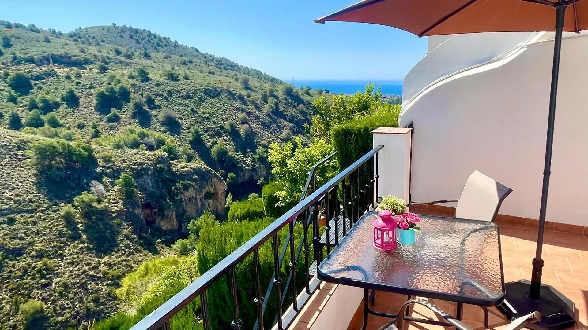 Apartamentos Axarquia 1, terraza privada con vistas a la montaña rio y al mar Frigiliana
