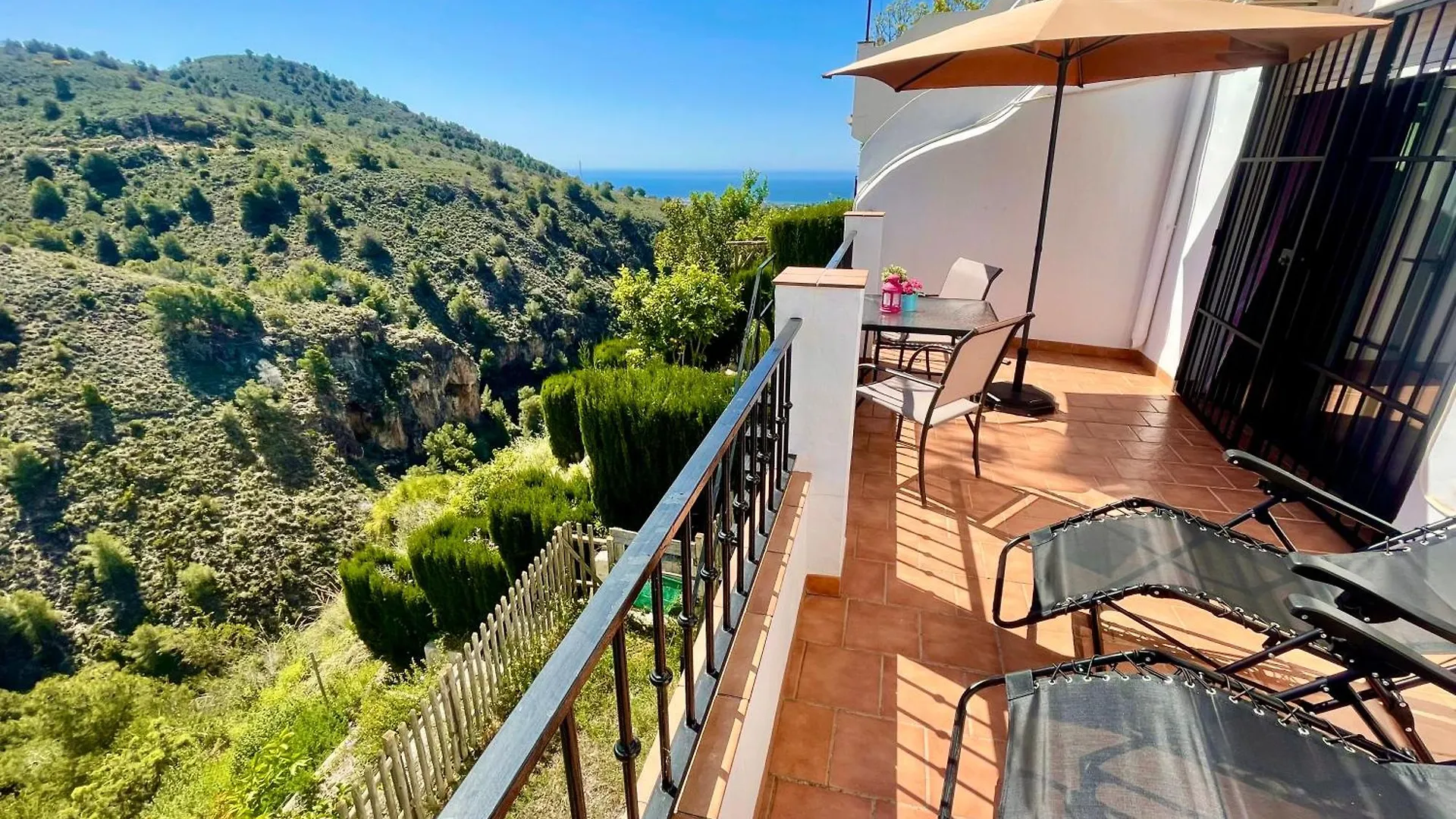 Apartamentos Axarquia 1, terraza privada con vistas a la montaña rio y al mar Frigiliana España