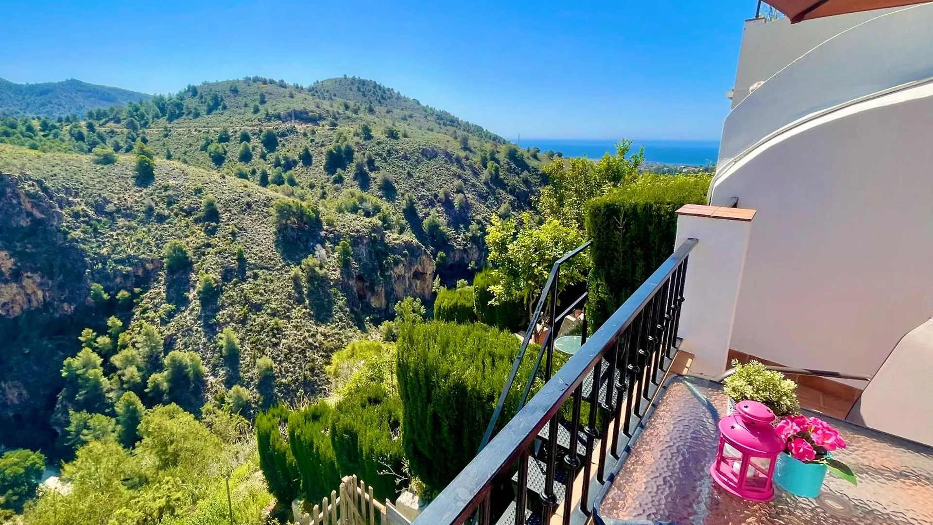 Apartamentos Axarquia 1, terraza privada con vistas a la montaña rio y al mar Frigiliana